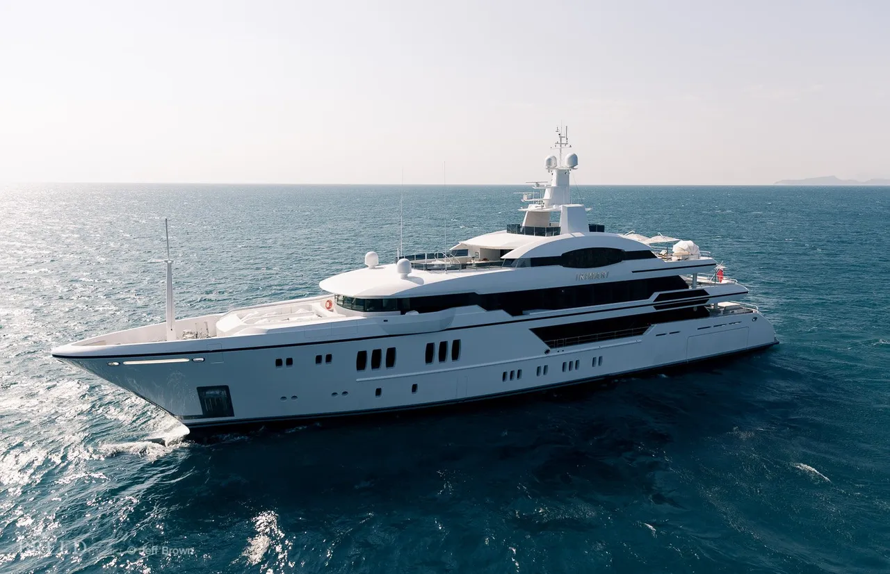 Irimari superyacht at anchor — photo 1 of 20